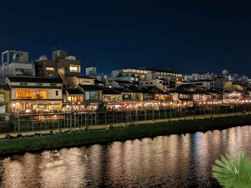 京都鴨川の納涼床の風景写真