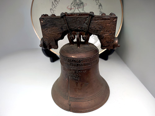 十三夜の月のイラスト