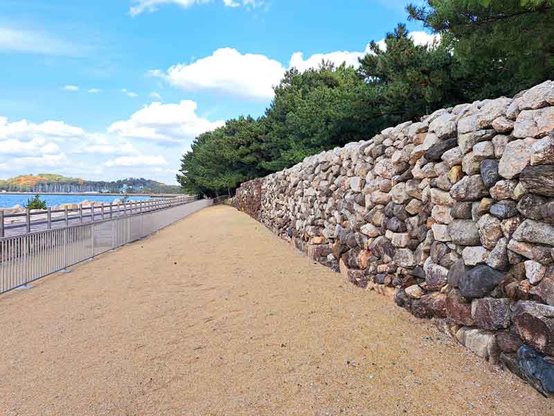 コラム挿絵:原稿に備えて作られた防塁の写真